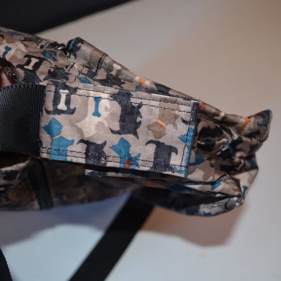 YOUNG FASHION Cross-Body Dogs Images Prints Many Pockets Medium Purse ~9'x11'x3' - Picture 6 of 10